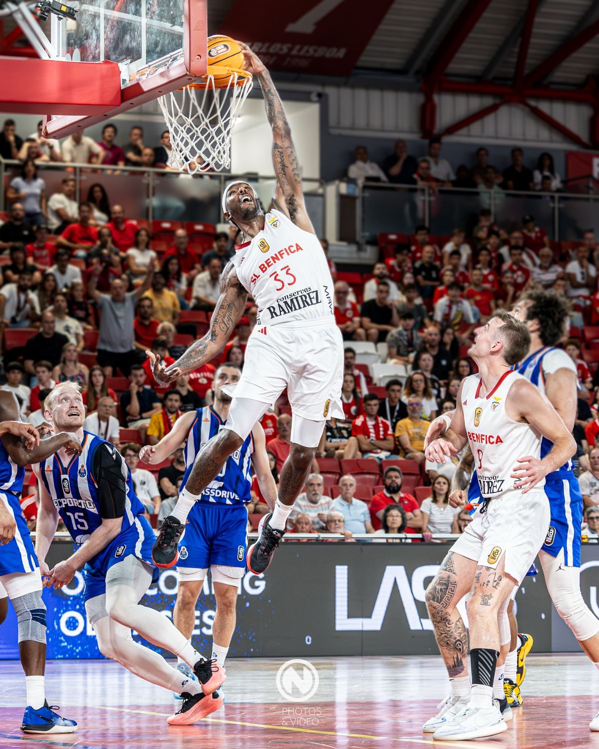 Afundanço em jogo de basquetebol