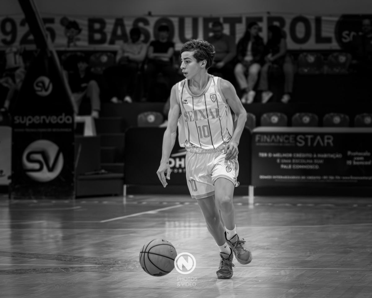 Jogador a preto e branco no pavilhão