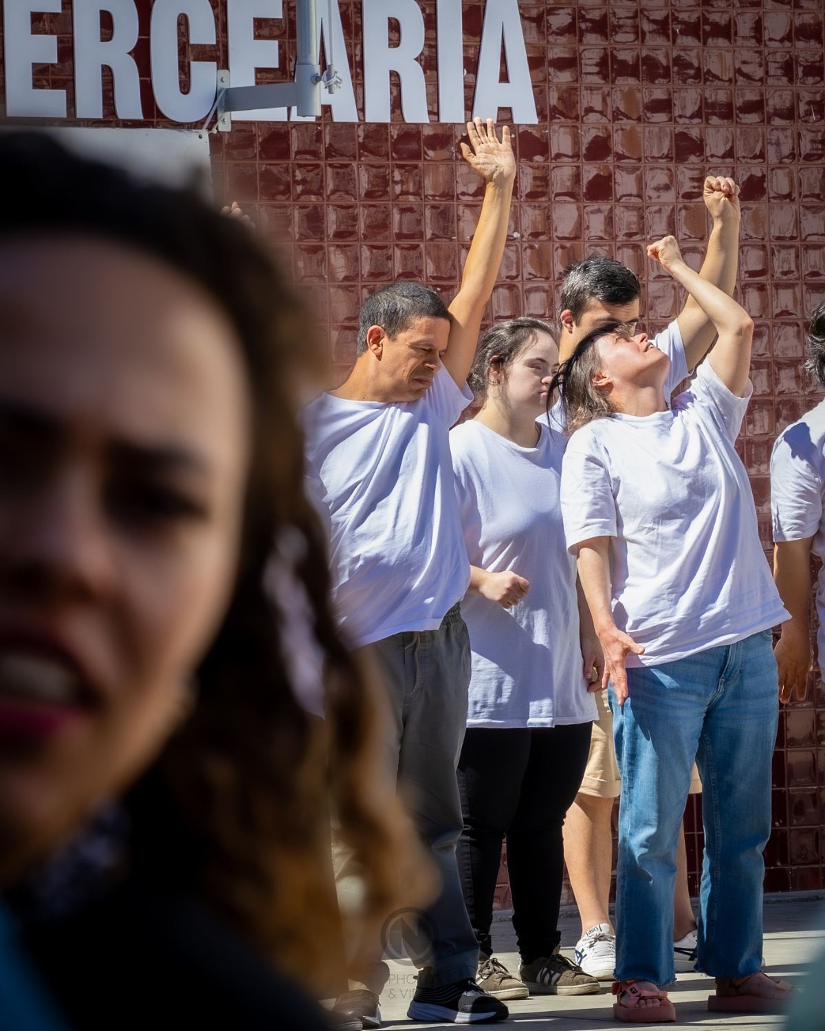 Grupo a dançar em ação comunitária