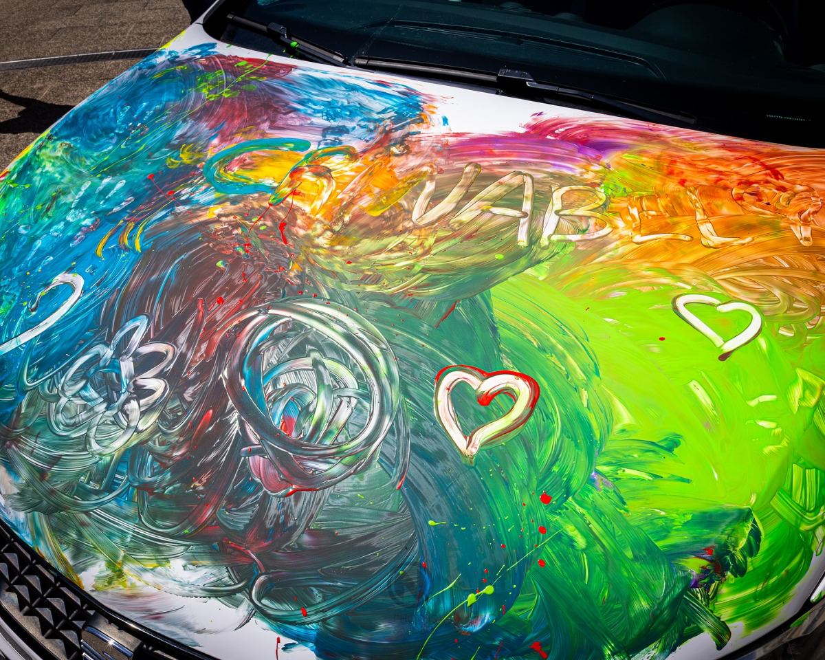 Capô de carro pintado por crianças