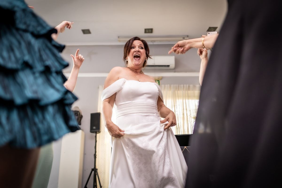 Noiva a dançar na festa